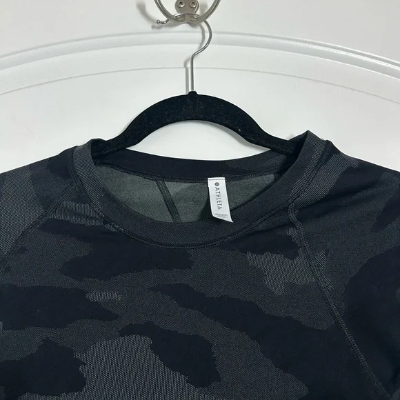 Athleta Momentum Camo Black Seamless T Shirt size small atheisure athletic NWT - Picture 6 of 13